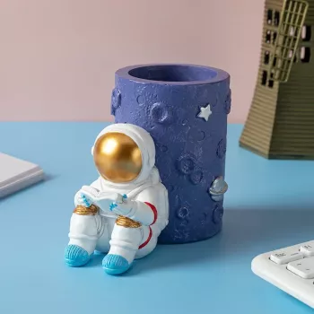 Astronaut Pen Holder: Modern Resin Desk Organizer Gift